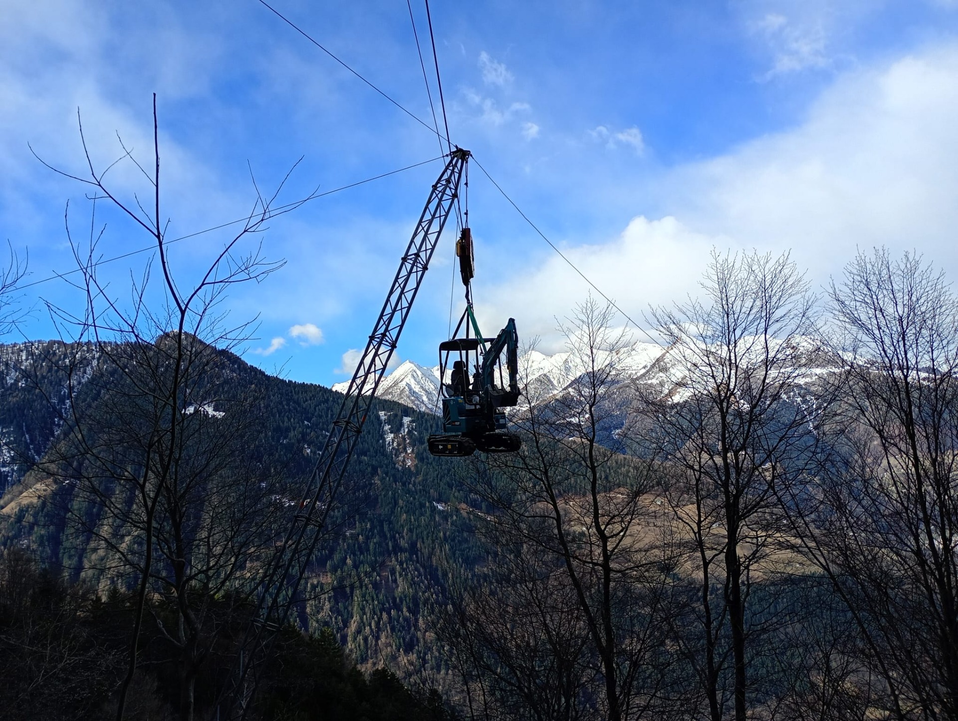 Trasporto escavatore tramite teleferica